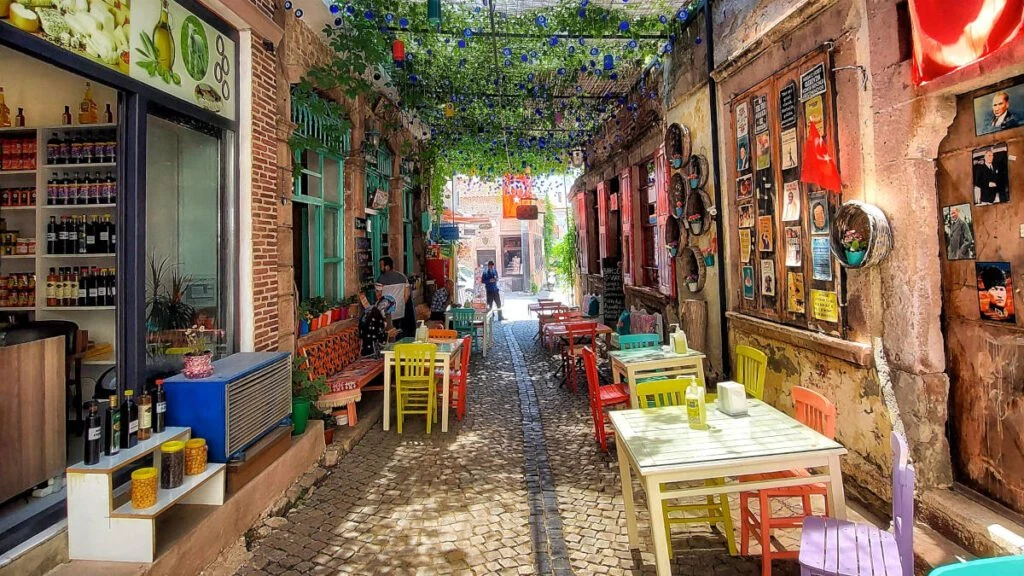 Cunda taş sokakları ve tarihi ada dokusu